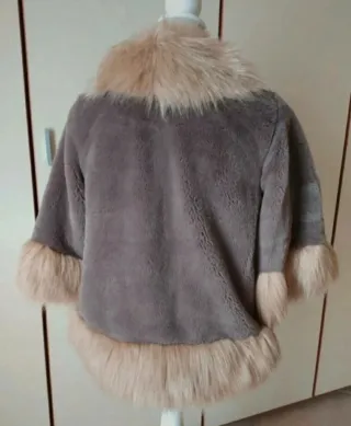 Giacca ecopelliccia beige e grigia