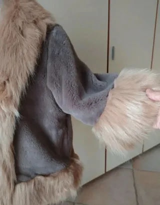 Giacca ecopelliccia beige e grigia