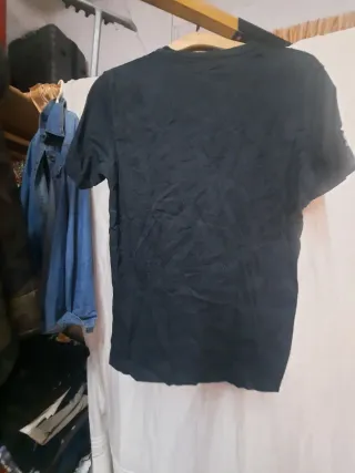 Camiseta negra con estampado de corazón