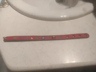 Pulsera roja con símbolos