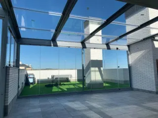Cerramientos de cristal,con techo móvil y ventanas