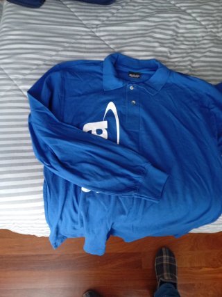 5 Polo azul con logo