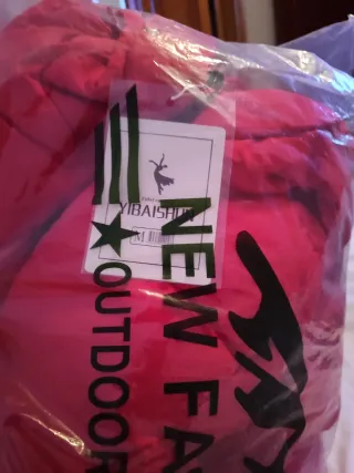 Chaqueta acolchada roja con capucha