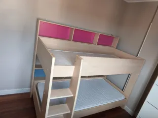 Litera infantil con estanterías