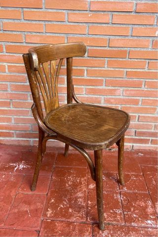 Sillas de madera altas y bajas