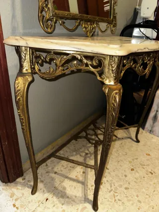 Espejo y mesa de mármol con detalles dorados
