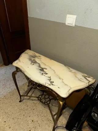 Espejo y mesa de mármol con detalles dorados