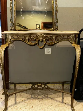 Espejo y mesa de mármol con detalles dorados