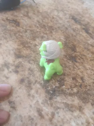 Perro zombie plástico con vendas