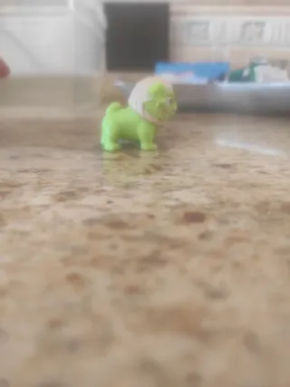 Perro zombie plástico con vendas