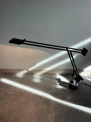 Lámpara Artemide Tizio Diseño