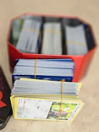 Lote bulk Pokémon  500 cartad + Caja Metálica