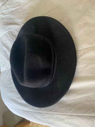 Sombrero negro de fieltro