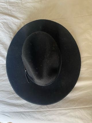 Sombrero negro de fieltro