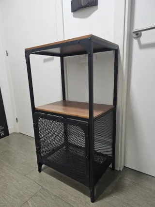 Estantería metálica y madera