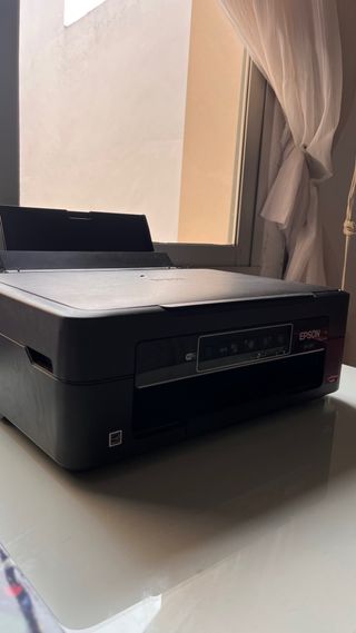 Impresora Epson Negra + 3 cartuchos de colores