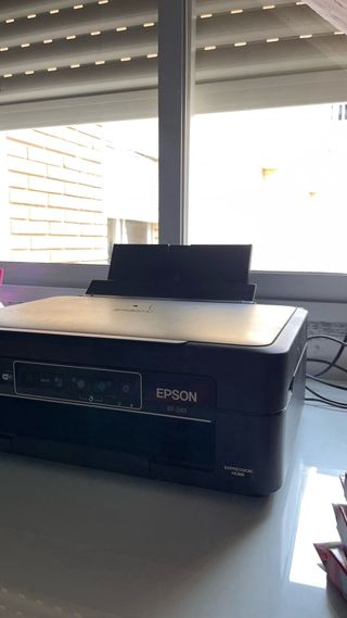 Impresora Epson Negra + 3 cartuchos de colores