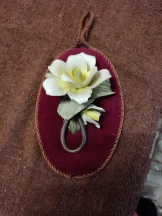 Medaglione Velluto con rosa Capodimonte. Anno 60