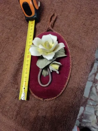 Medaglione Velluto con rosa Capodimonte. Anno 60