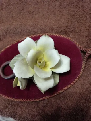 Medaglione Velluto con rosa Capodimonte. Anno 60