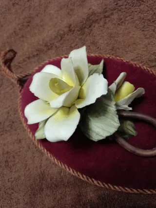 Medaglione Velluto con rosa Capodimonte. Anno 60