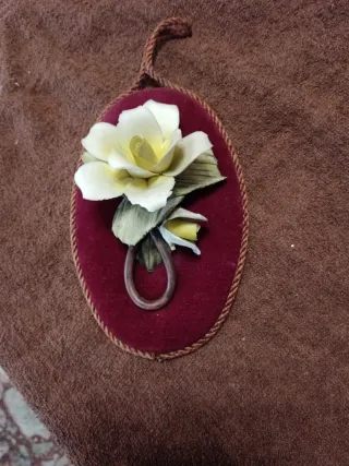 Medaglione Velluto con rosa Capodimonte. Anno 60