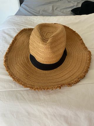 Sombrero de paja con cinta negra