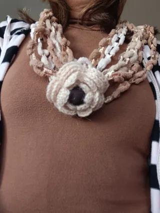 Collana vintage lana con rosa beige e marrone