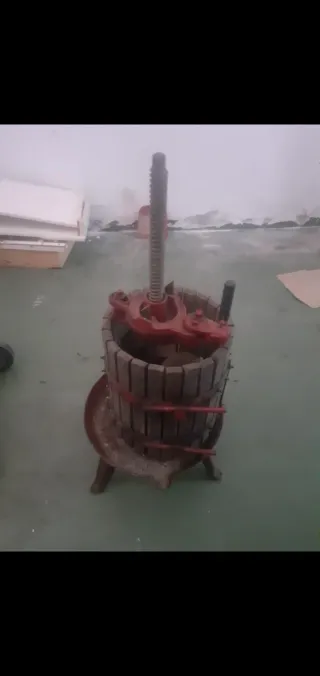 Prensa de vino de madera y metal