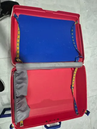 Maleta Roja con Ruedas y Asa Azul