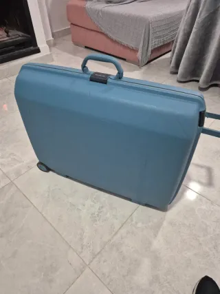 Maleta Roja con Ruedas y Asa Azul