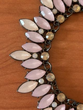 Collana rosa e pesca in metallo brunito