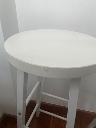 Mesa alta blanca con 2 taburetes