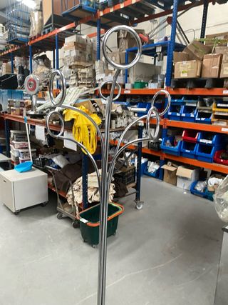 Percheros metálicos uno rojo y otro amarillo