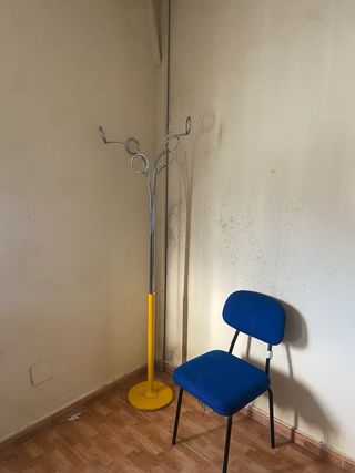 Percheros metálicos uno rojo y otro amarillo