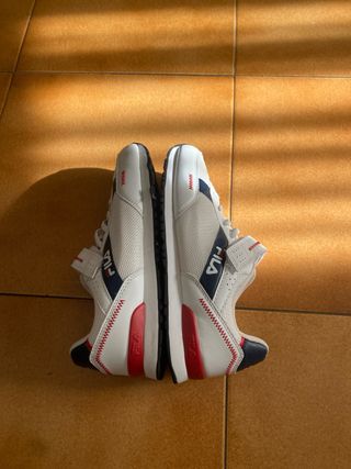 Zapatillas Fila Blancas y Azules