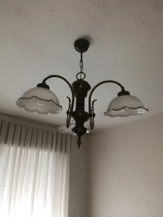 Muebles,lámparas y espejo.