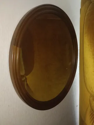 Muebles,lámparas y espejo.