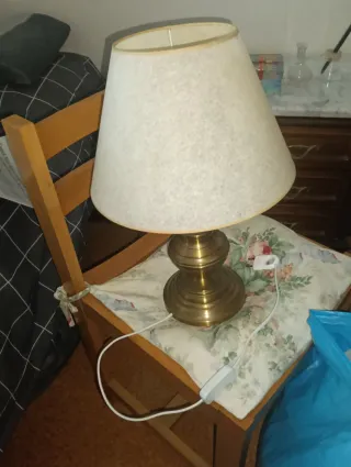 Muebles,lámparas y espejo.