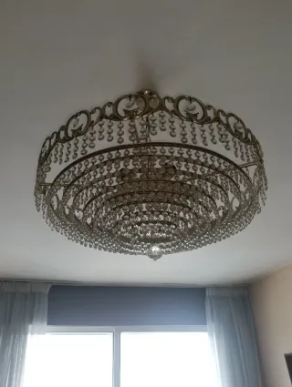 Muebles,lámparas y espejo.