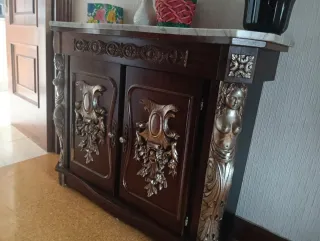 Muebles,lámparas y espejo.