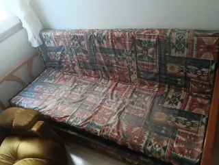 Muebles,lámparas y espejo.