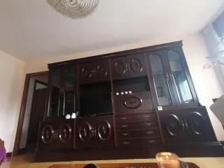 Muebles,lámparas y espejo.