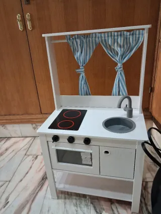 Cocinita de madera blanca