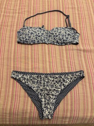 Costume bianco e blu a fiorellini