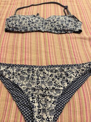 Costume bianco e blu a fiorellini