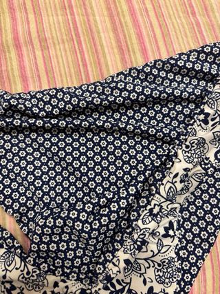 Costume bianco e blu a fiorellini