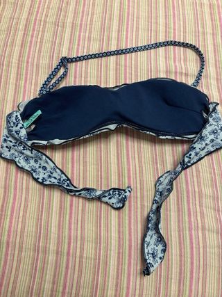 Costume bianco e blu a fiorellini