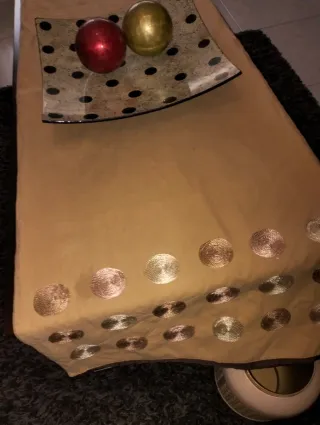 Camino de mesa beige con círculos dorados