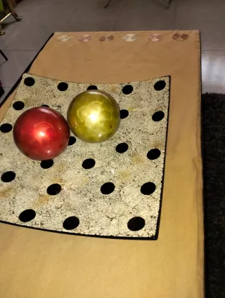 Camino de mesa beige con círculos dorados